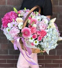 Композиция солнечный день в Высоцке Цветочная композиция из Розы, Хризантемы, Пионы и Лизиантусы в корзине в Высоцке