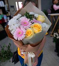 Букет цветов из:  Герберы, Розы и Хризантемы в Высоцке