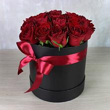 Цветочная композиция из Розы в шляпной коробке в Высоцке